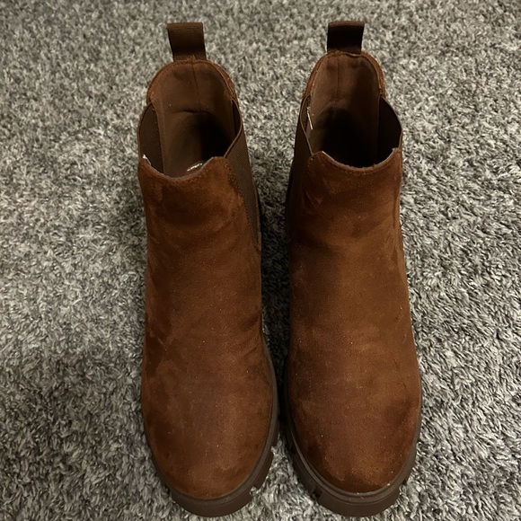 Shoes - Women’s Brown Suede Chelsea Boots Size 10